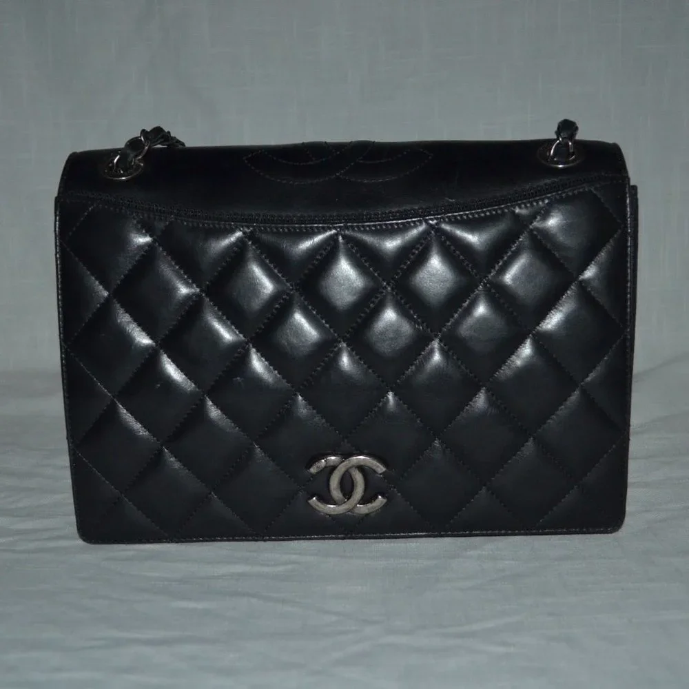 Chanel Black Quilted Leather Silver CC Hardware Shoulder Chain Strap Han…